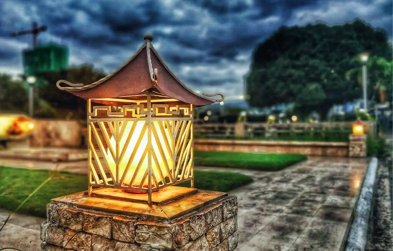 Come eliminare la polvere dai lampadari: il metodo rapido consigliato dagli igienisti Come eliminare la polvere dai lampadari: il metodo rapido consigliato dagli igienisti