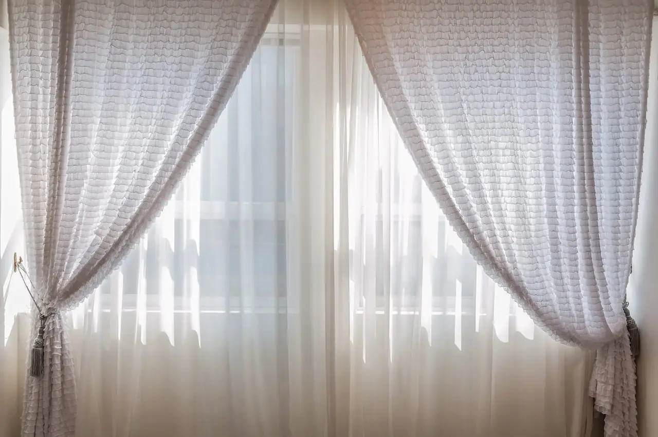 Come mantenere bianche le tende in estate senza candeggina: il trucco delle lavanderie professionali Come mantenere bianche le tende in estate senza candeggina: il trucco delle lavanderie professionali