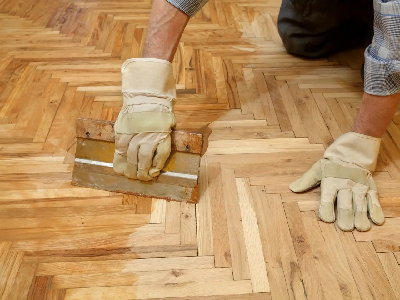 Come proteggere il parquet dal caldo estivo: la soluzione dell’architetto per giugno Come proteggere il parquet dal caldo estivo: la soluzione dell’architetto per giugno