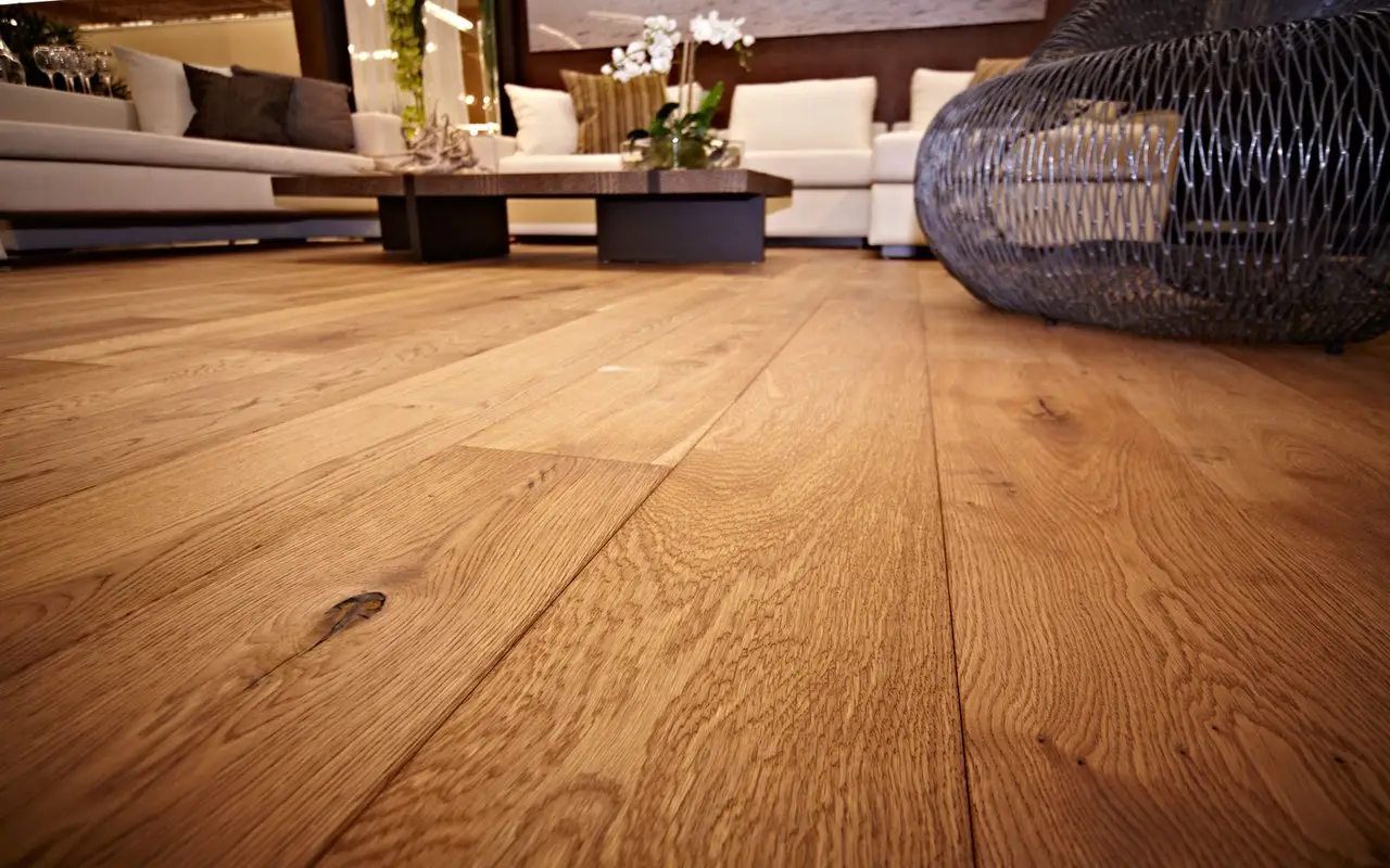Come proteggere i pavimenti in legno dal caldo estivo: il suggerimento dell’architetto per giugno Come proteggere i pavimenti in legno dal caldo estivo: il suggerimento dell’architetto per giugno