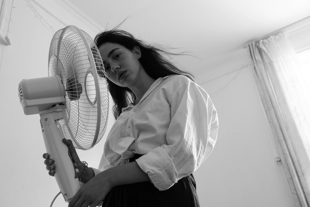 Il trucco delle bottiglie congelate davanti al ventilatore: funziona davvero? Il trucco delle bottiglie congelate davanti al ventilatore: funziona davvero?