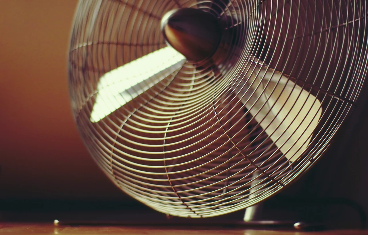 Il trucco delle bottiglie congelate davanti al ventilatore: funziona davvero? Il trucco delle bottiglie congelate davanti al ventilatore: funziona davvero?