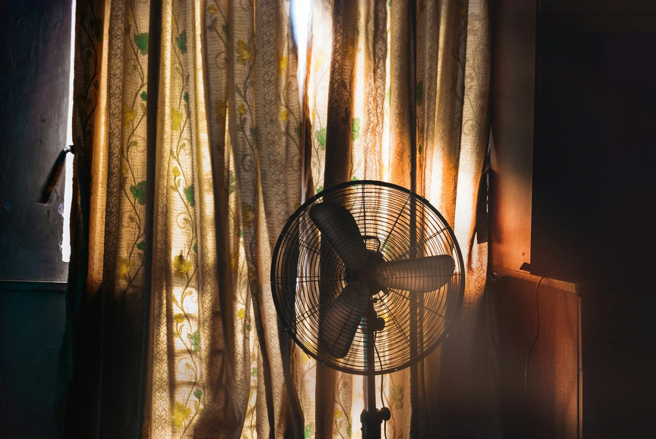 Il trucco delle bottiglie congelate davanti al ventilatore: funziona davvero? Il trucco delle bottiglie congelate davanti al ventilatore: funziona davvero?