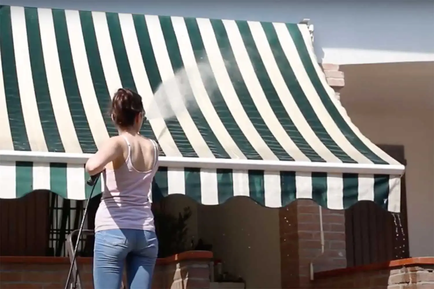 Il materiale da evitare per le tende in estate: trattiene il calore Il materiale da evitare per le tende in estate: trattiene il calore