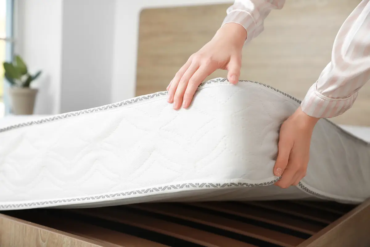 Come evitare che il materasso accumuli calore: l’accorgimento che pochi conoscono Come evitare che il materasso accumuli calore: l’accorgimento che pochi conoscono