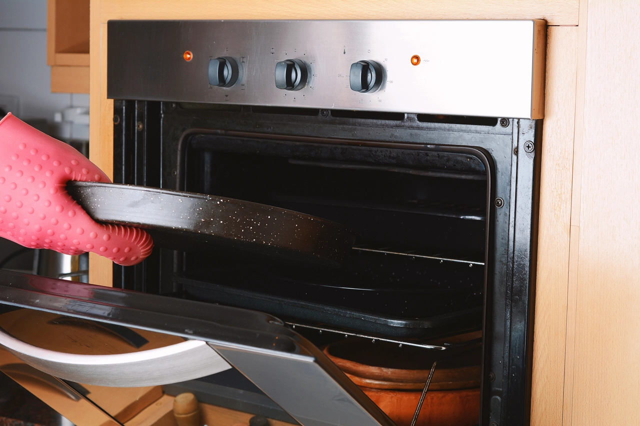 Come evitare sprechi di energia con il forno in estate: i consigli pratici dei tecnologi alimentari Come evitare sprechi di energia con il forno in estate: i consigli pratici dei tecnologi alimentari