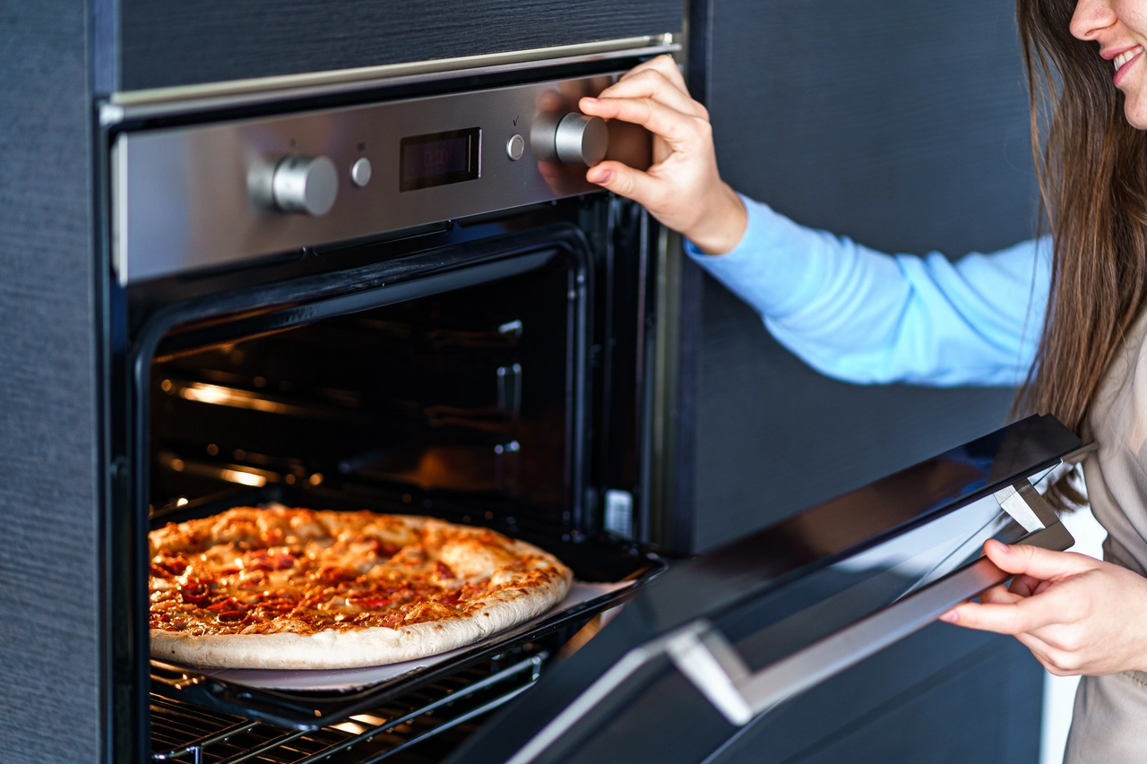 Come evitare sprechi di energia con il forno in estate: i consigli pratici dei tecnologi alimentari Come evitare sprechi di energia con il forno in estate: i consigli pratici dei tecnologi alimentari