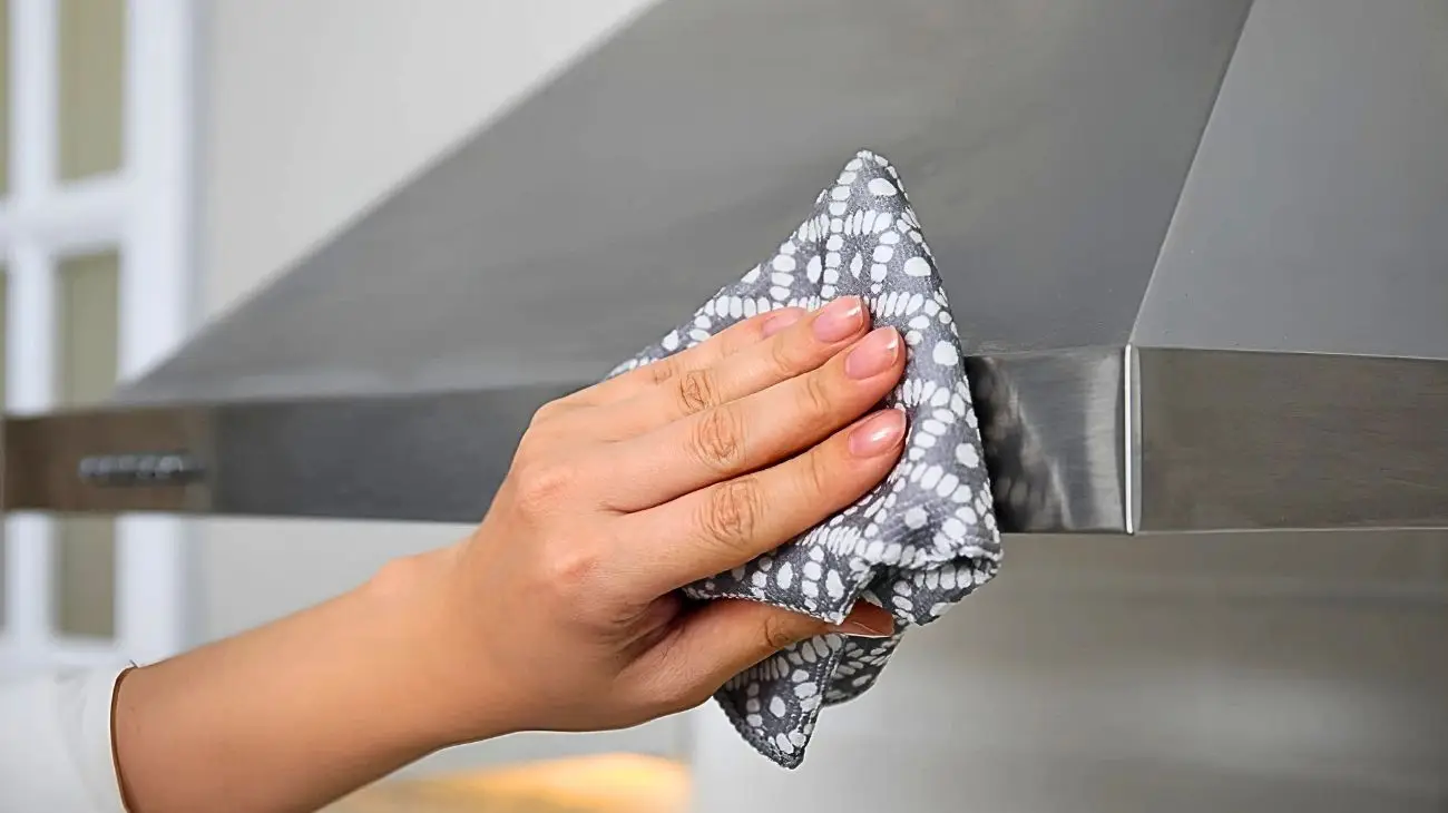 Come avere superfici in acciaio brillanti senza aloni: il metodo professionale spiegato dagli specialisti Come avere superfici in acciaio brillanti senza aloni: il metodo professionale spiegato dagli specialisti