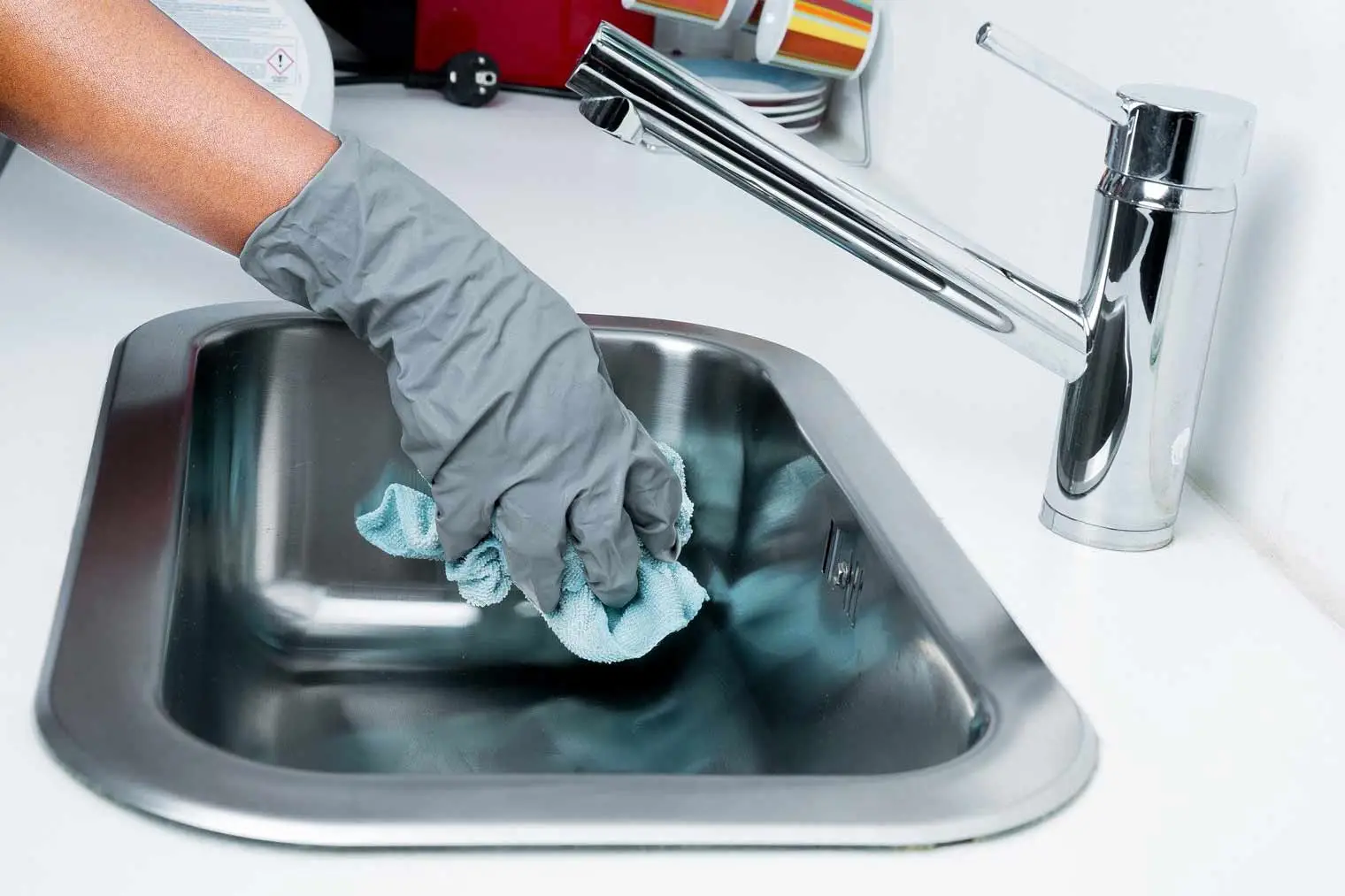 Come avere superfici in acciaio brillanti senza aloni: il metodo professionale spiegato dagli specialisti Come avere superfici in acciaio brillanti senza aloni: il metodo professionale spiegato dagli specialisti
