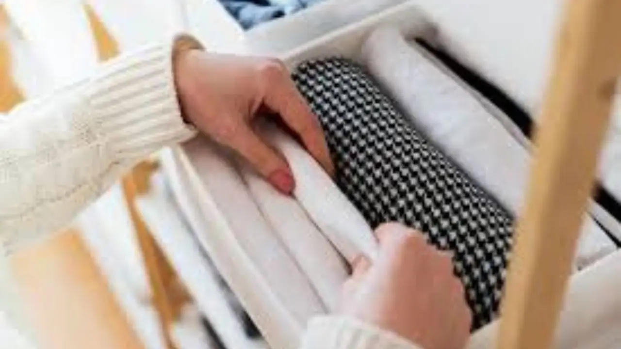 Ecco come eliminare l'odore di chiuso dai cassetti: Il trucco geniale usato dagli hotel Ecco come eliminare l'odore di chiuso dai cassetti: Il trucco geniale usato dagli hotel