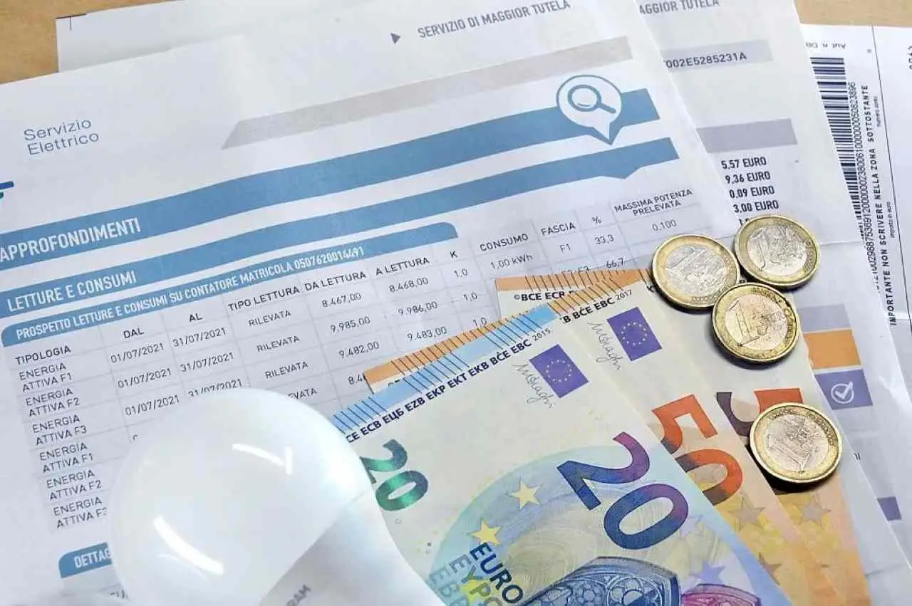 Come scegliere la posizione ideale del frigorifero per ridurre i consumi in estate: i consigli dell’elettricista Come scegliere la posizione ideale del frigorifero per ridurre i consumi in estate: i consigli dell’elettricista