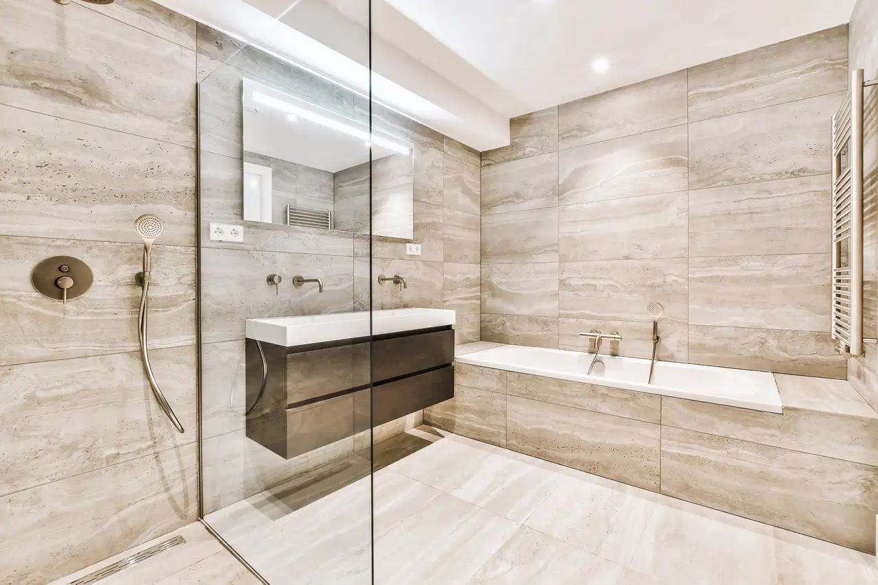 Bagno più luminoso d’estate senza interventi costosi: la guida dei designer per valorizzare gli spazi piccoli Bagno più luminoso d’estate senza interventi costosi: la guida dei designer per valorizzare gli spazi piccoli
