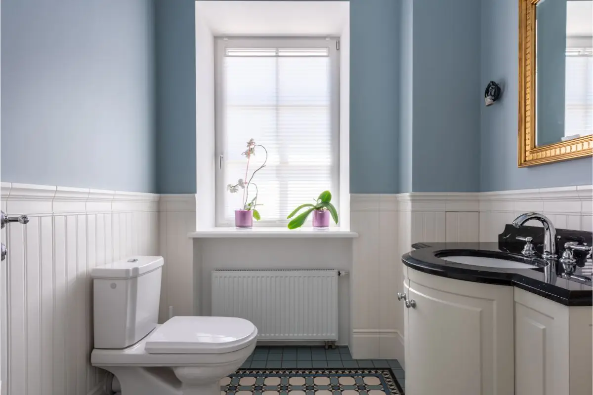 Bagno più luminoso d’estate senza interventi costosi: la guida dei designer per valorizzare gli spazi piccoli Bagno più luminoso d’estate senza interventi costosi: la guida dei designer per valorizzare gli spazi piccoli