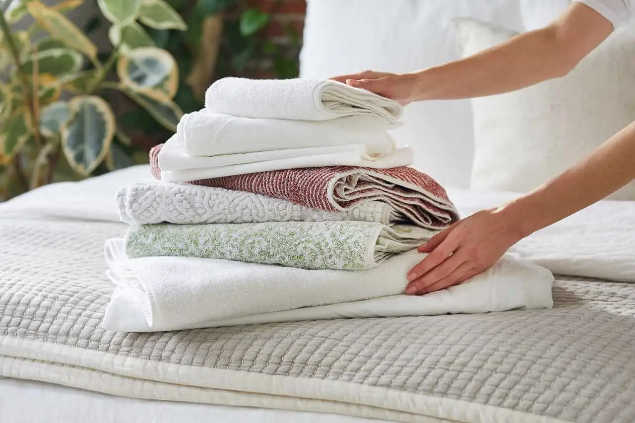 Organizza la biancheria da letto per l’estate: il sistema salvaspazio degli interior designer per camere sempre in ordine Organizza la biancheria da letto per l’estate: il sistema salvaspazio degli interior designer per camere sempre in ordine