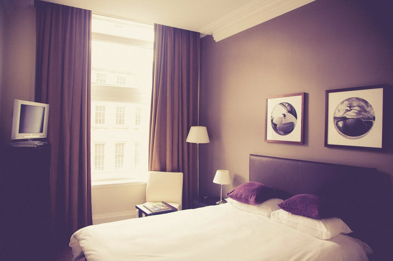 Come mantenere fresca la camera da letto nelle notti estive senza aria condizionata: i trucchi suggeriti dagli esperti di design Come mantenere fresca la camera da letto nelle notti estive senza aria condizionata: i trucchi suggeriti dagli esperti di design