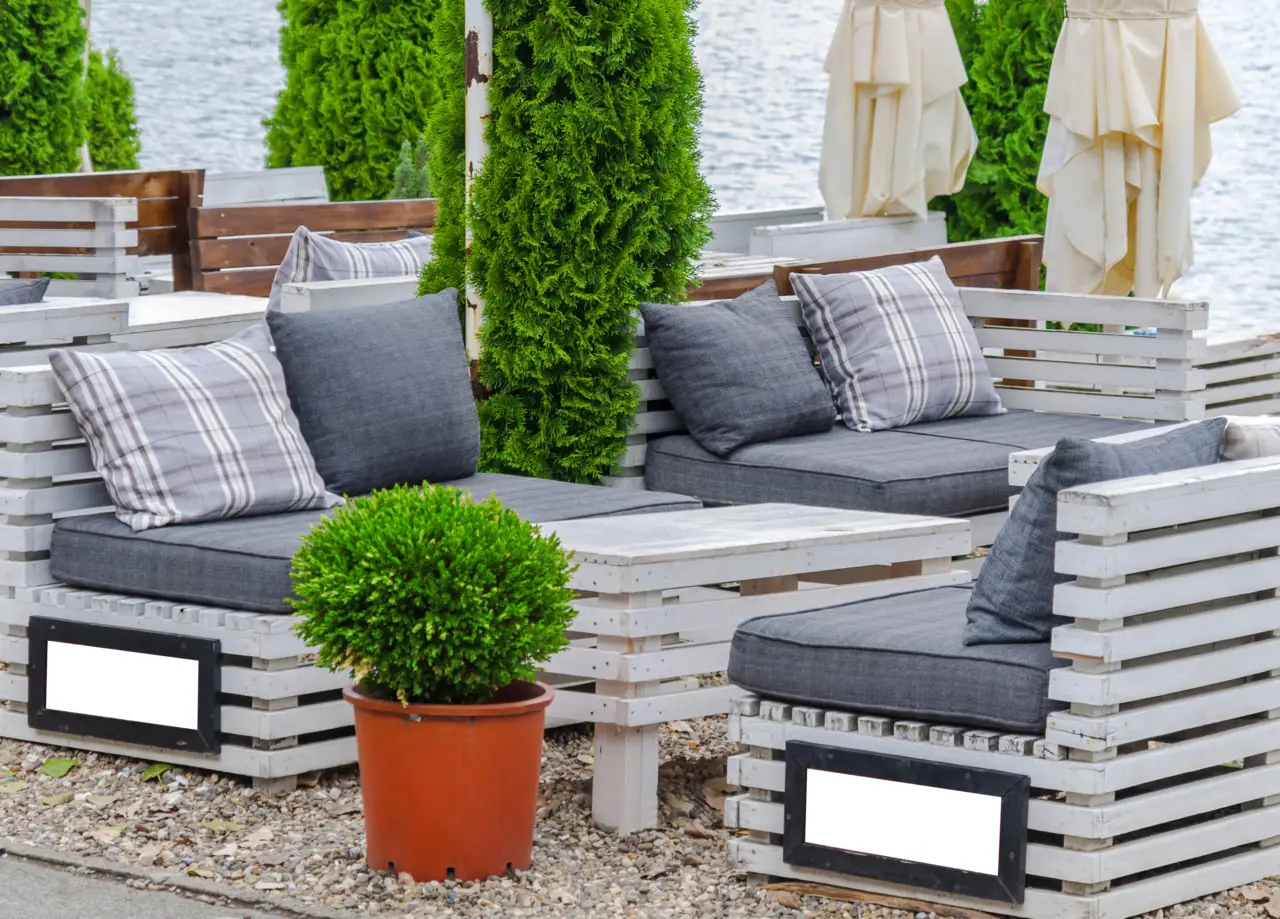 Come proteggere i mobili da giardino dal sole estivo: i suggerimenti dei vivaisti per giugno Come proteggere i mobili da giardino dal sole estivo: i suggerimenti dei vivaisti per giugno