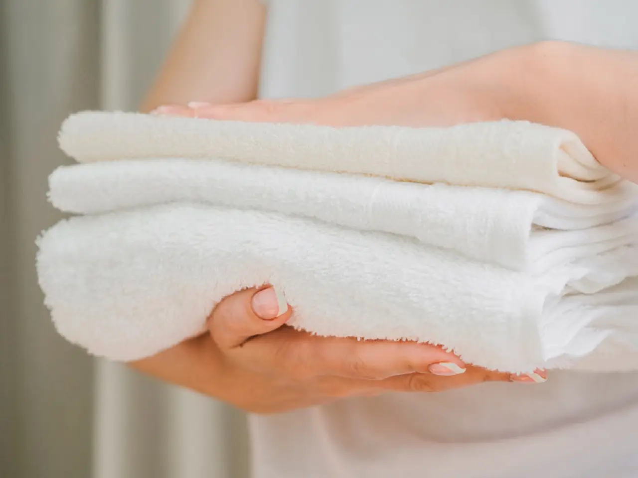 Come mantenere freschi gli asciugamani in bagno durante il caldo: il consiglio dell’igienista per giugno Come mantenere freschi gli asciugamani in bagno durante il caldo: il consiglio dell’igienista per giugno