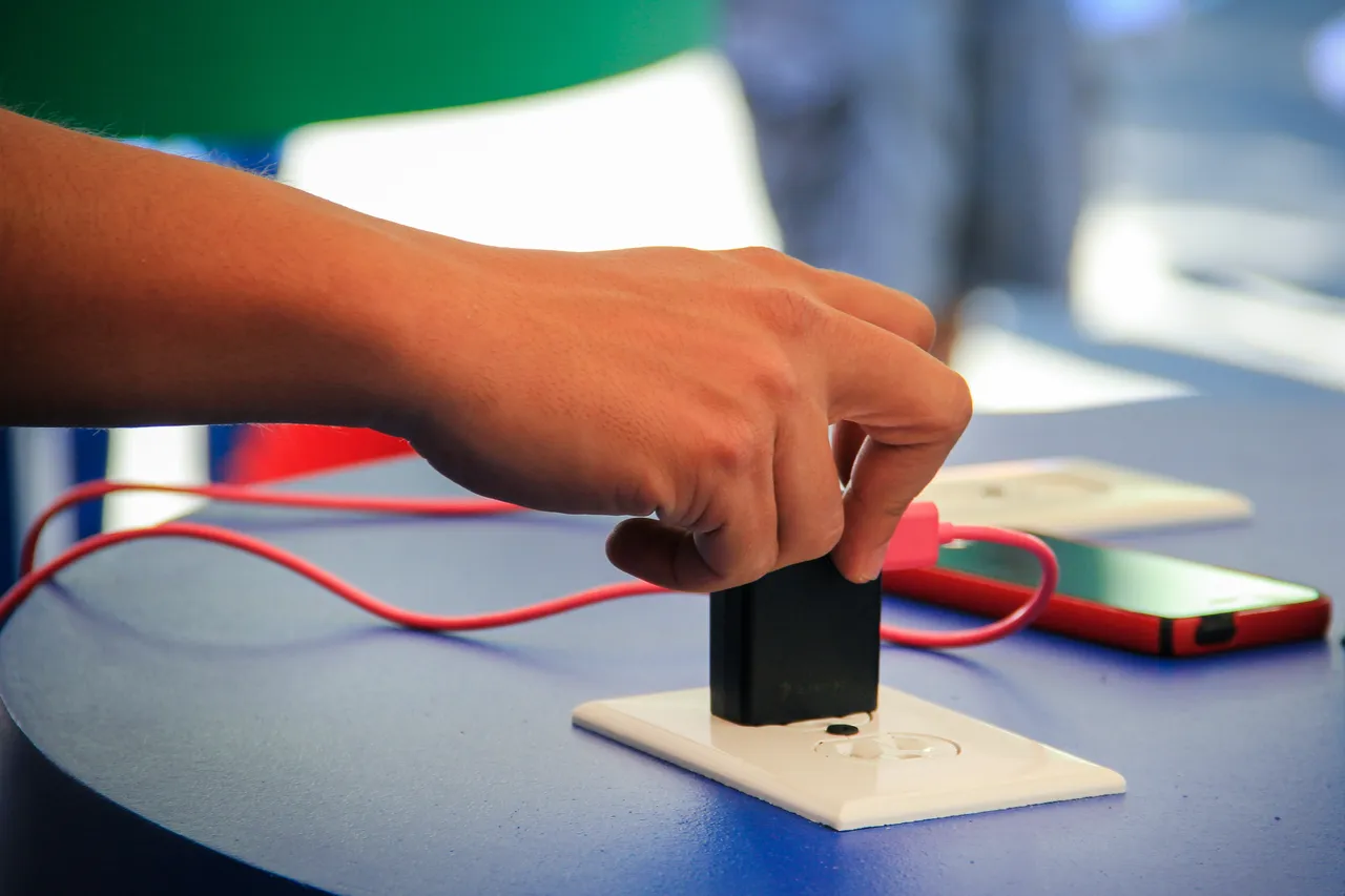 Come proteggere le prese multiple dal rischio corto circuito: i consigli dell’elettricista per giugno Come proteggere le prese multiple dal rischio corto circuito: i consigli dell’elettricista per giugno