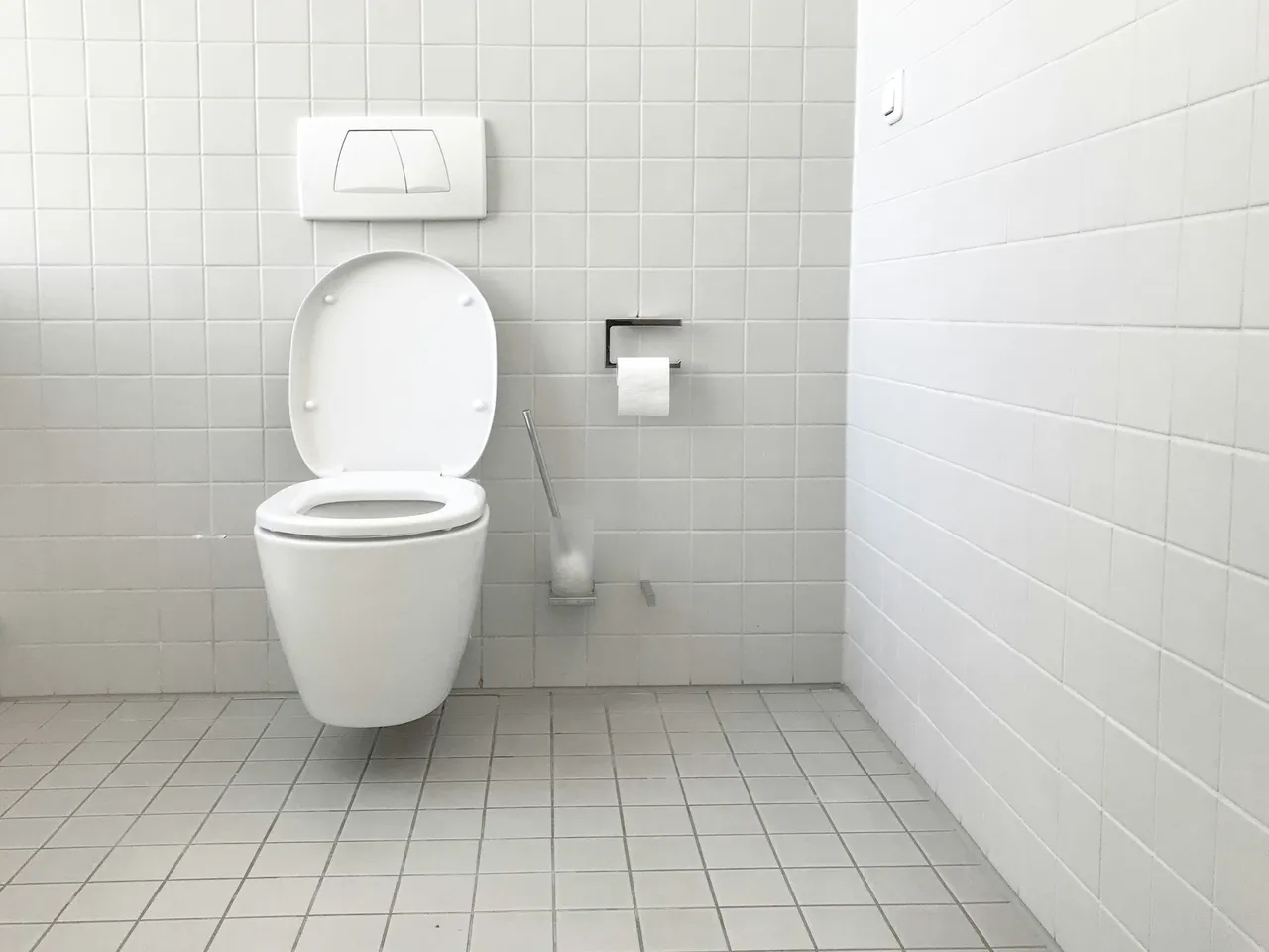 Il trucco per far sembrare pulito anche un bagno vecchio: basta un gesto semplice Il trucco per far sembrare pulito anche un bagno vecchio: basta un gesto semplice