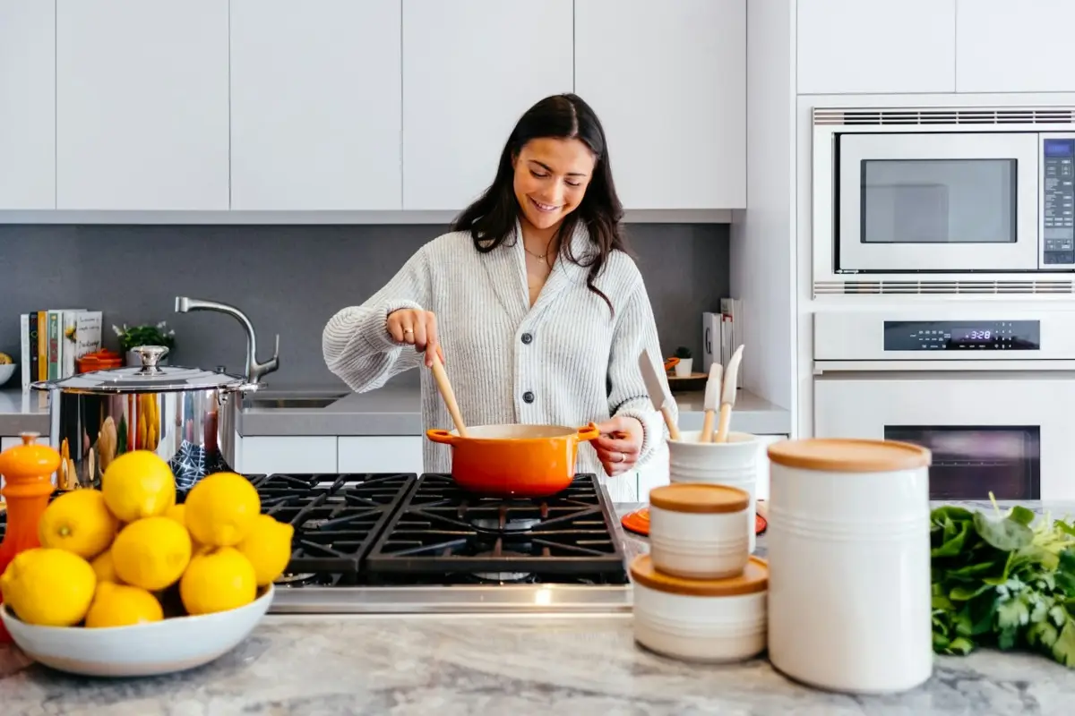 Scopri subito l’ingrediente naturale che elimina gli odori persistenti in cucina Scopri subito l’ingrediente naturale che elimina gli odori persistenti in cucina