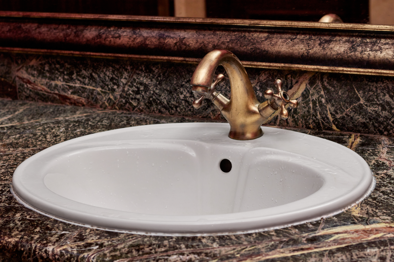 Gli ospiti stanno arrivando? Ecco il trucco immediato per mascherare sanitari datati Gli ospiti stanno arrivando? Ecco il trucco immediato per mascherare sanitari datati