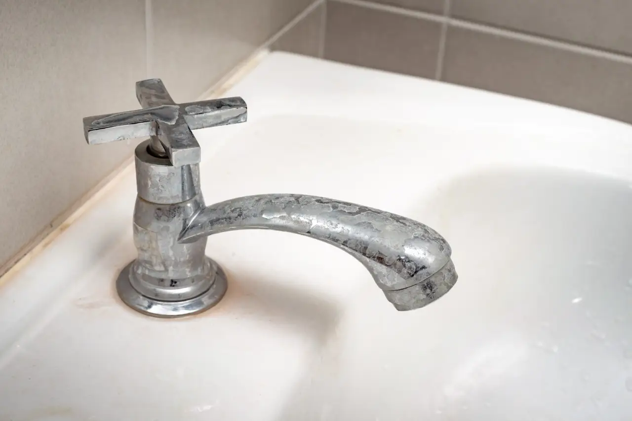Curioso di capire come far sparire le macchie di calcare dai rubinetti in 3 minuti? Curioso di capire come far sparire le macchie di calcare dai rubinetti in 3 minuti?