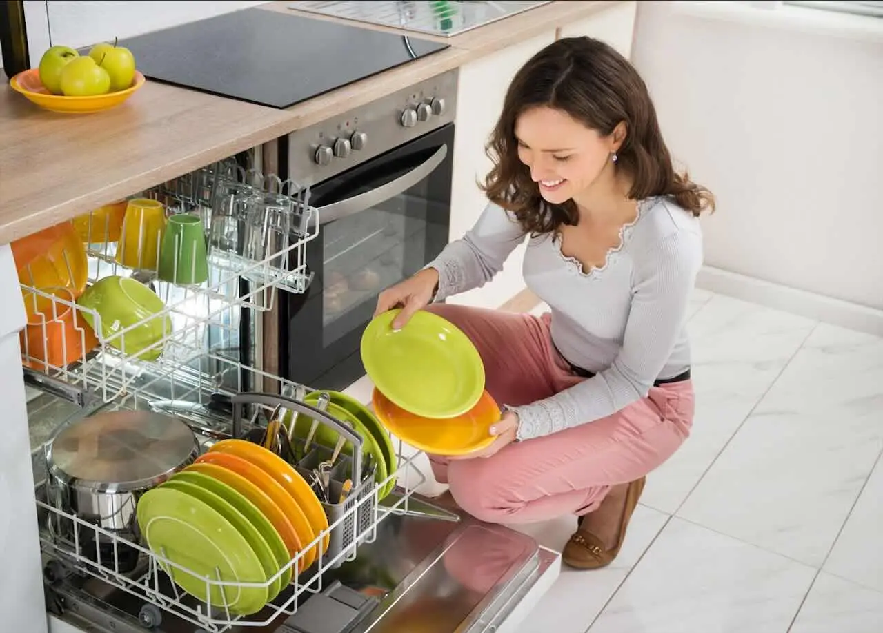 Come rendere brillanti piatti e bicchieri con un ingrediente che sicuramente hai già Come rendere brillanti piatti e bicchieri con un ingrediente che sicuramente hai già