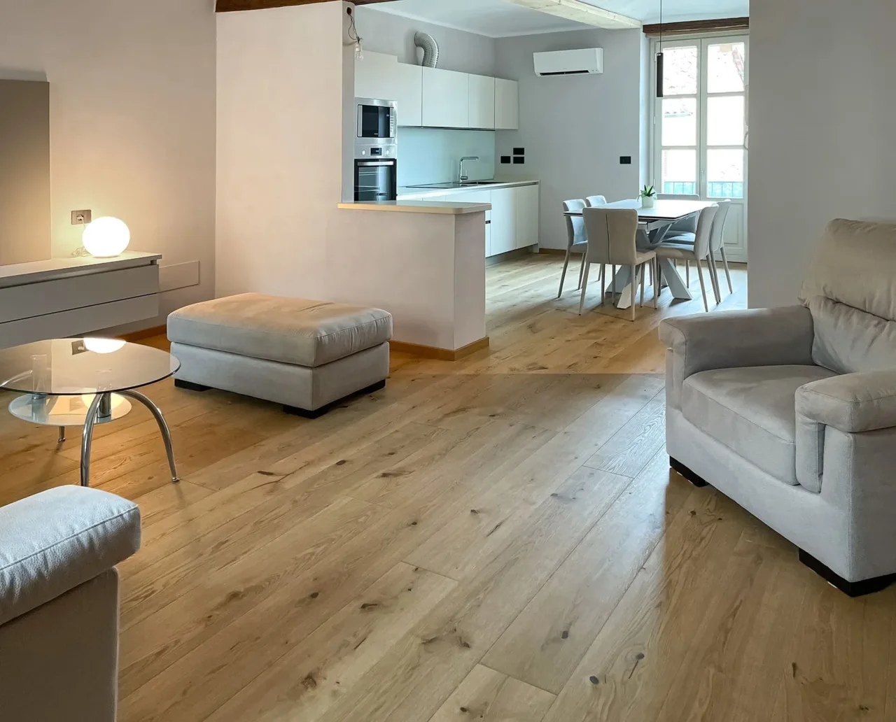 Rinfrescare una stanza senza ventilatore: il metodo low cost che cambia tutto Rinfrescare una stanza senza ventilatore: il metodo low cost che cambia tutto