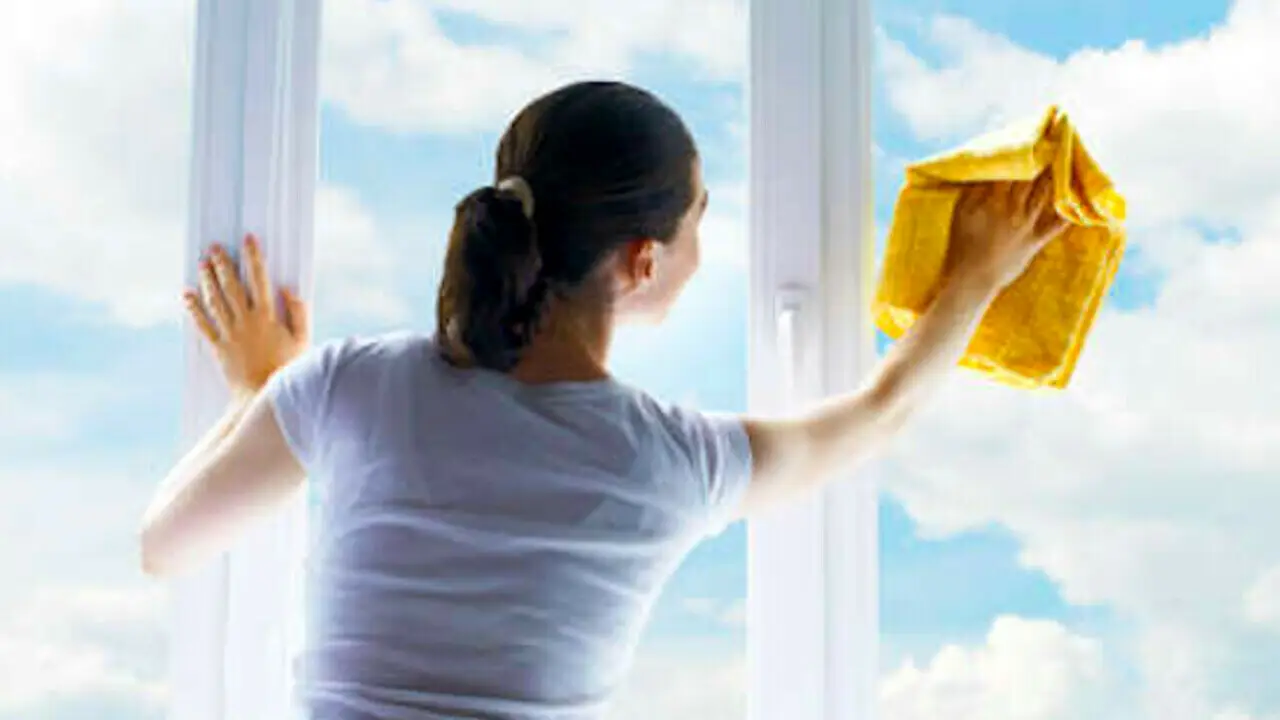 Il metodo efficace per cancellare aloni dai vetri senza lasciare residui visibili Il metodo efficace per cancellare aloni dai vetri senza lasciare residui visibili