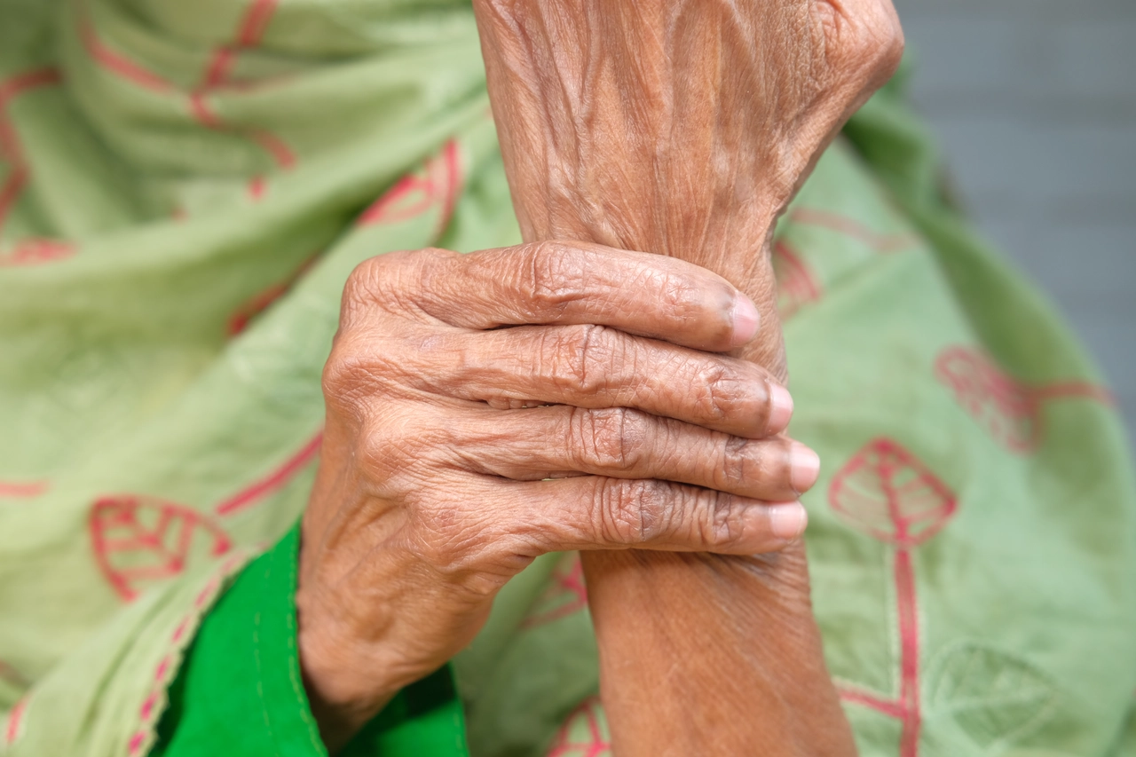 La bevanda serale che può scatenare infiammazione articolare: i rischi reali La bevanda serale che può scatenare infiammazione articolare: i rischi reali