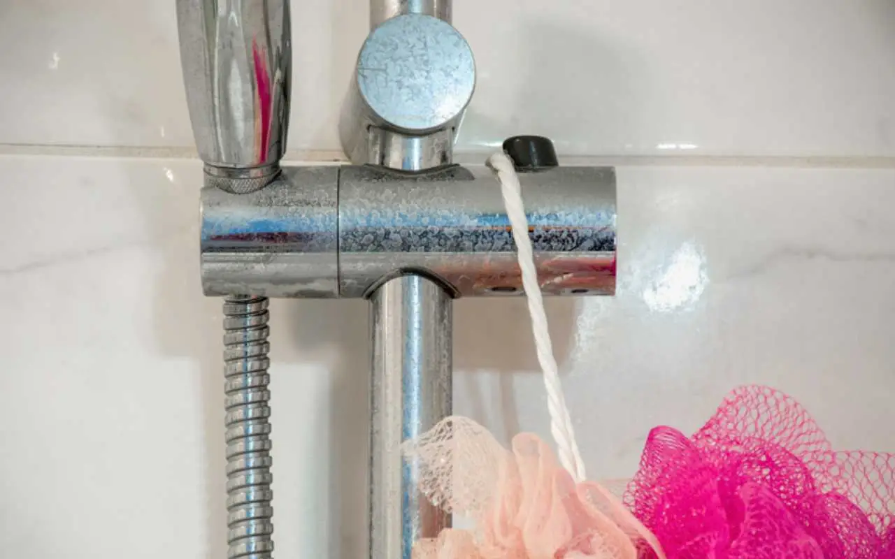 Scopri come ridurre il calcare in bagno senza prodotti costosi o ingombranti dispositivi Scopri come ridurre il calcare in bagno senza prodotti costosi o ingombranti dispositivi