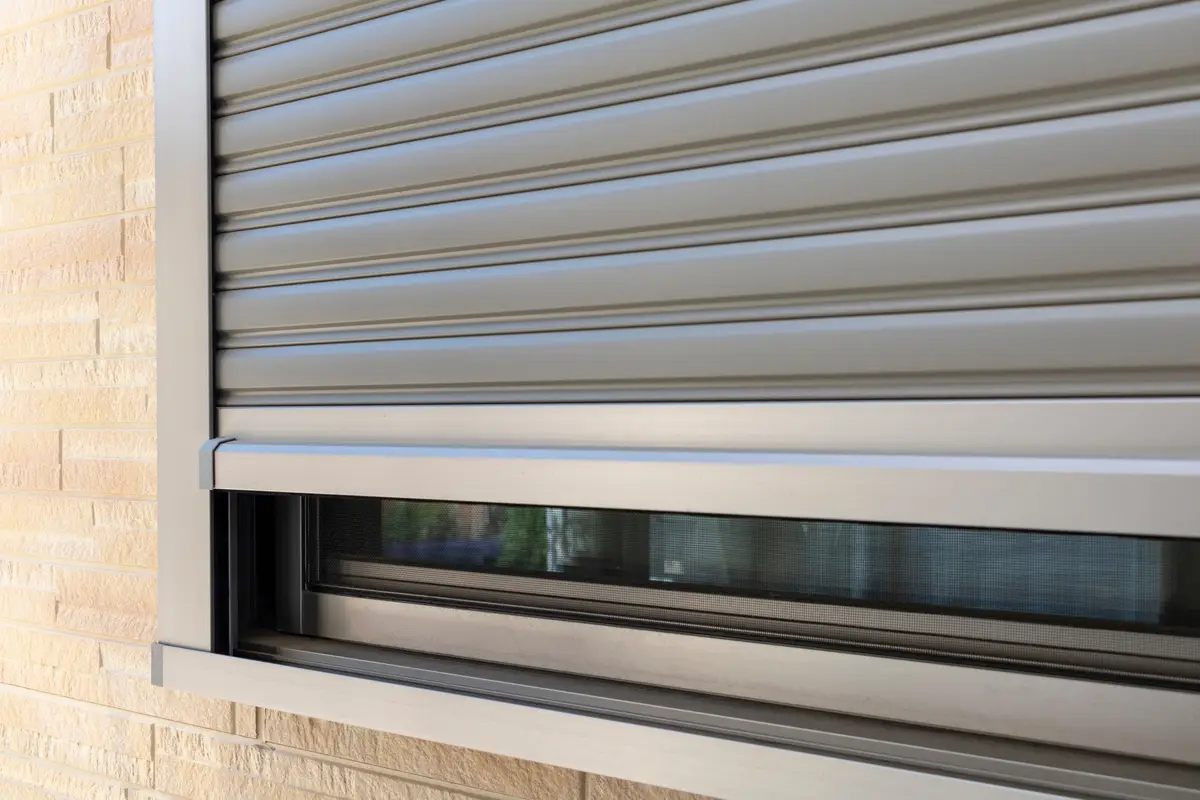 Togli la polvere da persiane e zanzariere in 5 minuti: ecco la soluzione rapida