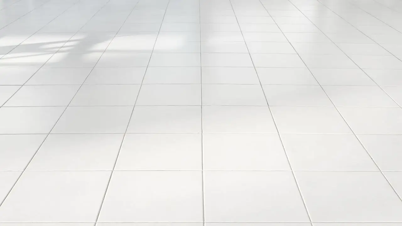 Scopri il trucco che mantiene le piastrelle brillanti senza strofinare ogni giorno