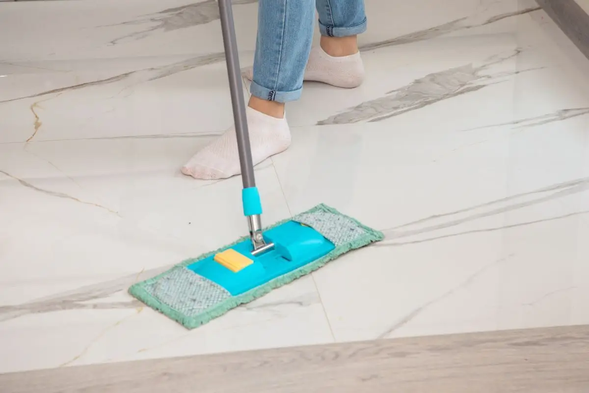 Come mantenere i pavimenti lucidi senza usare prodotti aggressivi, i passi giusti