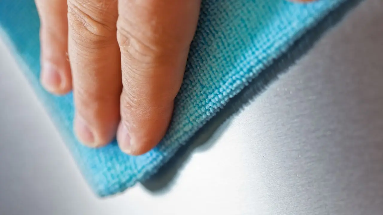 Come ottenere superfici in acciaio brillanti senza aloni: il segreto degli specialisti per la stagione calda Come ottenere superfici in acciaio brillanti senza aloni: il segreto degli specialisti per la stagione calda