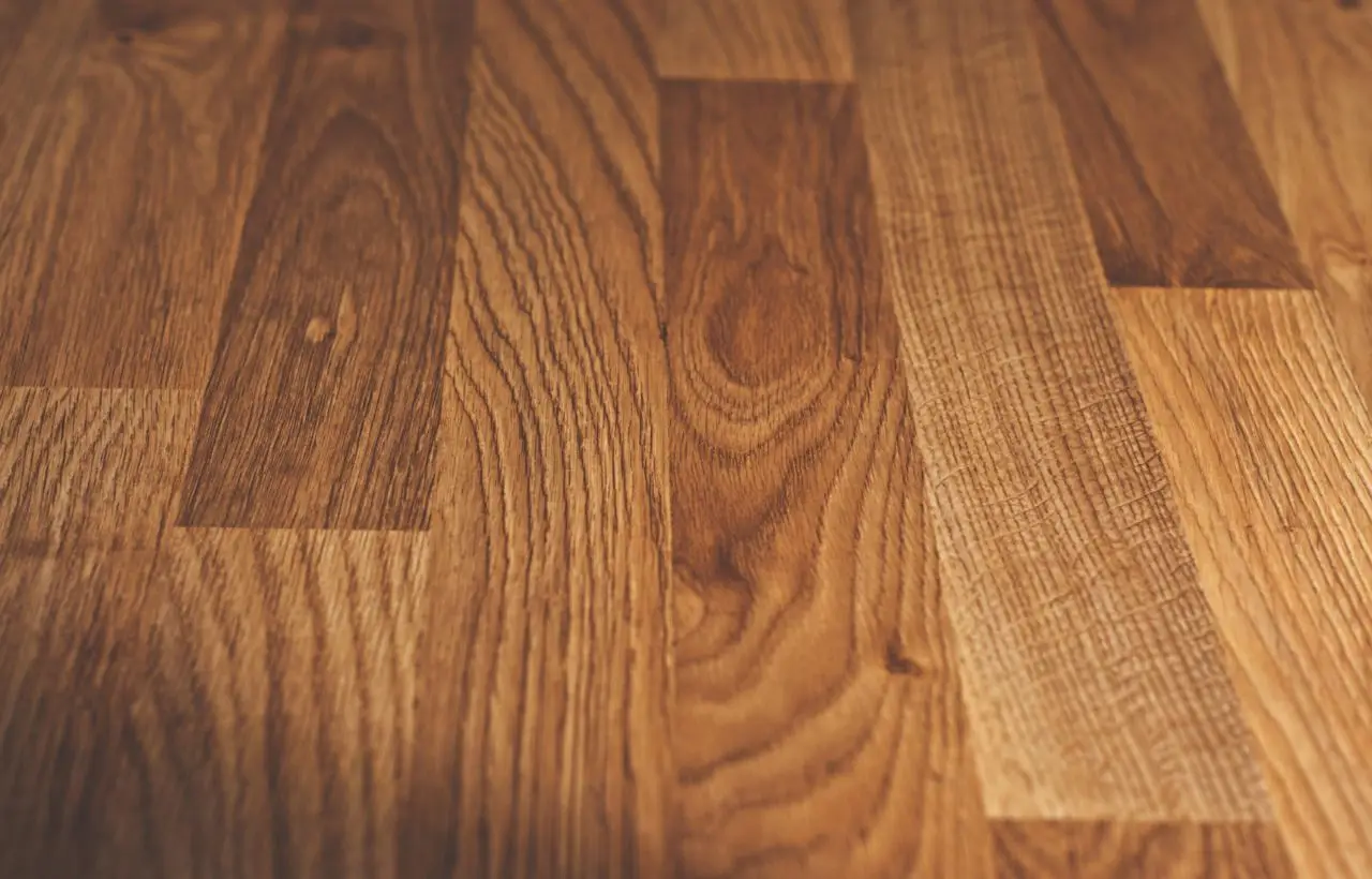 Come mantenere il parquet brillante e senza aloni in estate: la soluzione dell’architetto per giugno Come mantenere il parquet brillante e senza aloni in estate: la soluzione dell’architetto per giugno