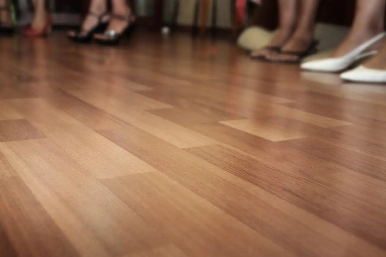 Come mantenere il parquet brillante e senza aloni in estate: la soluzione dell’architetto per giugno Come mantenere il parquet brillante e senza aloni in estate: la soluzione dell’architetto per giugno