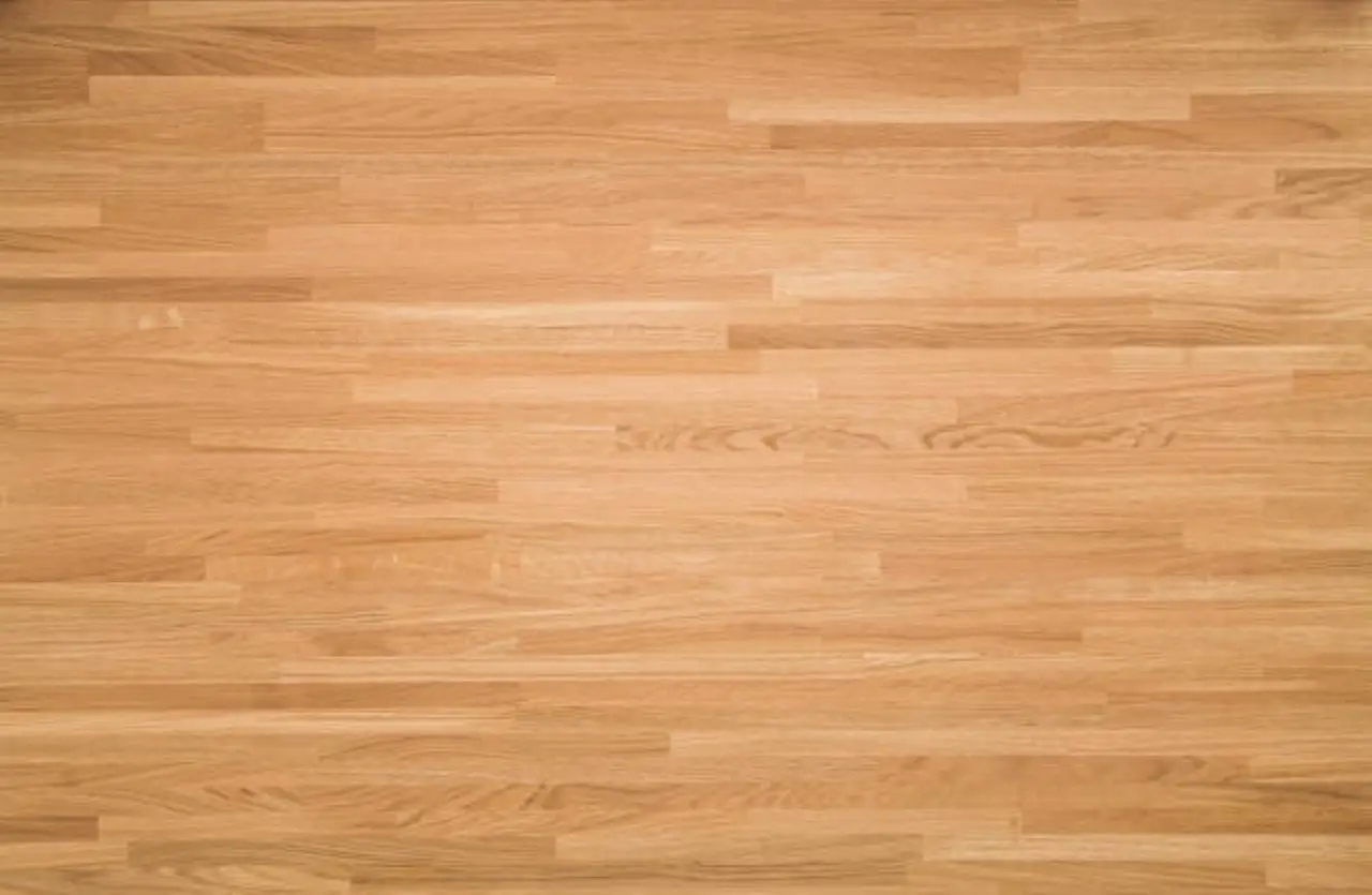 Come mantenere il parquet brillante e senza aloni in estate: la soluzione dell’architetto per giugno Come mantenere il parquet brillante e senza aloni in estate: la soluzione dell’architetto per giugno