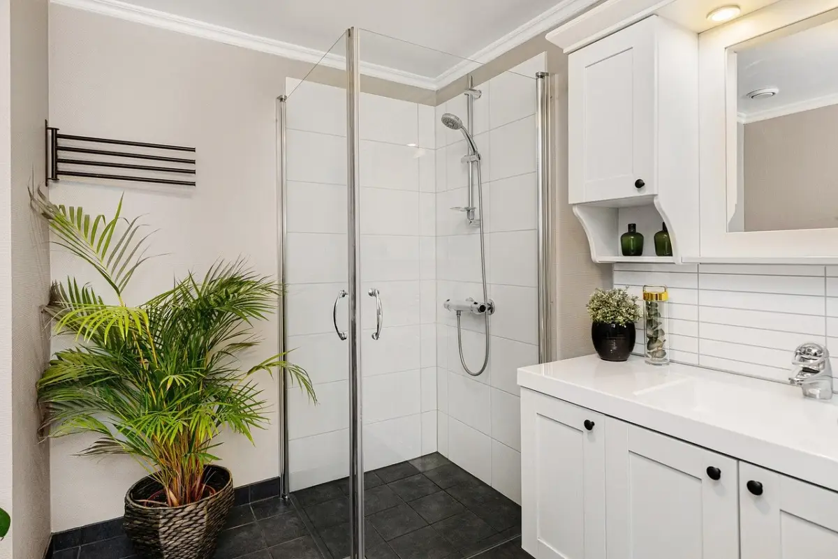Bagno luminoso anche senza finestre: i consigli degli interior designer per piccoli spazi nel 2025 Bagno luminoso anche senza finestre: i consigli degli interior designer per piccoli spazi nel 2025
