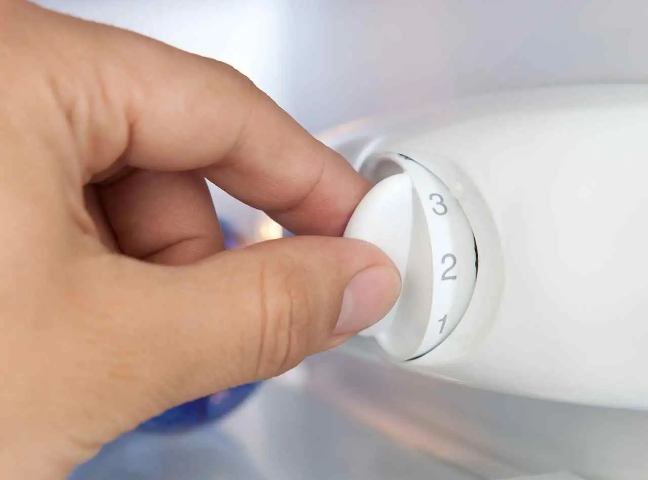 Come ridurre i consumi energetici del frigorifero in estate: la strategia dell’elettricista per giugno Come ridurre i consumi energetici del frigorifero in estate: la strategia dell’elettricista per giugno