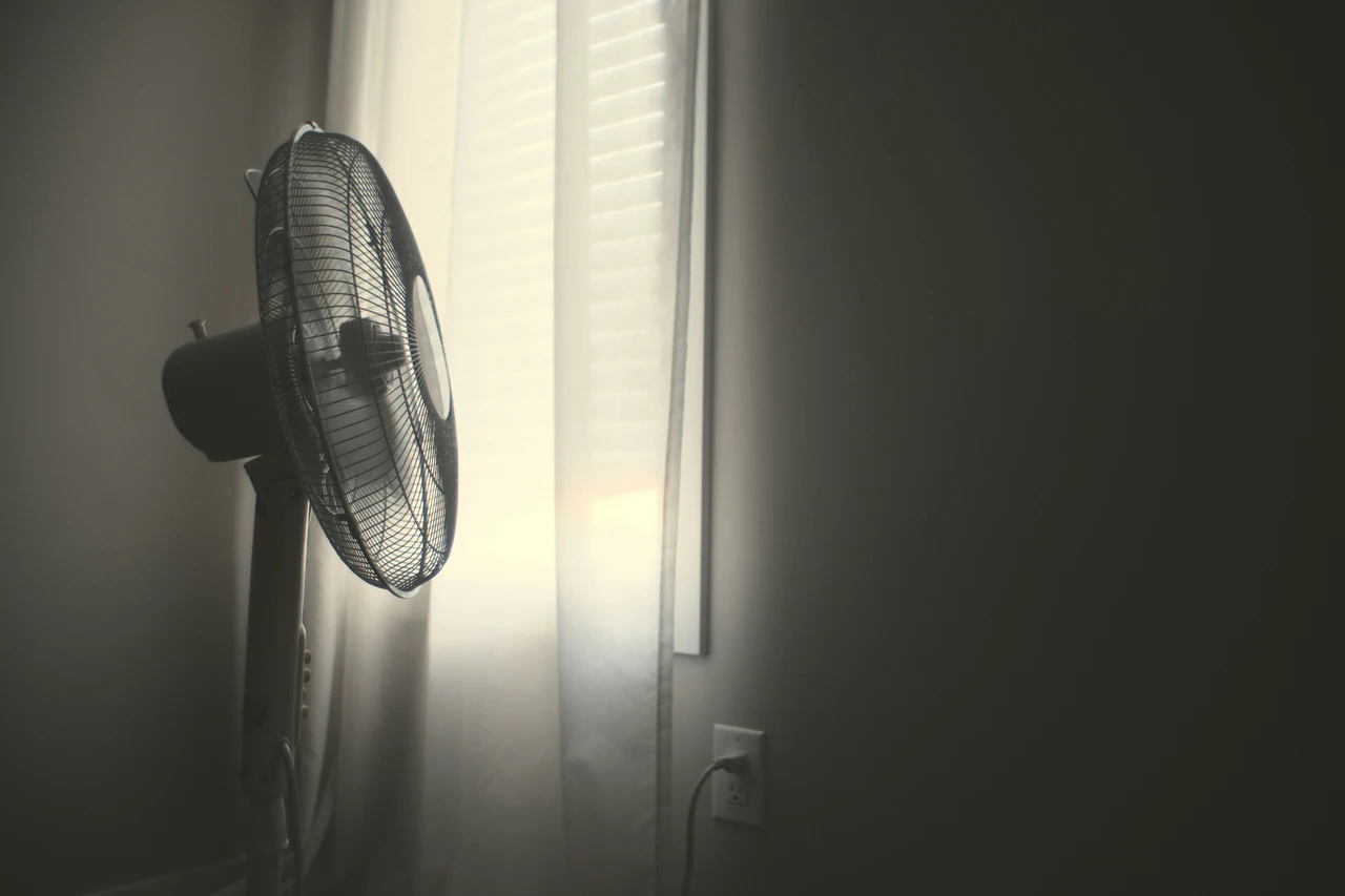Non usare il ventilatore così: ecco perché di notte può peggiorare il sonno Non usare il ventilatore così: ecco perché di notte può peggiorare il sonno