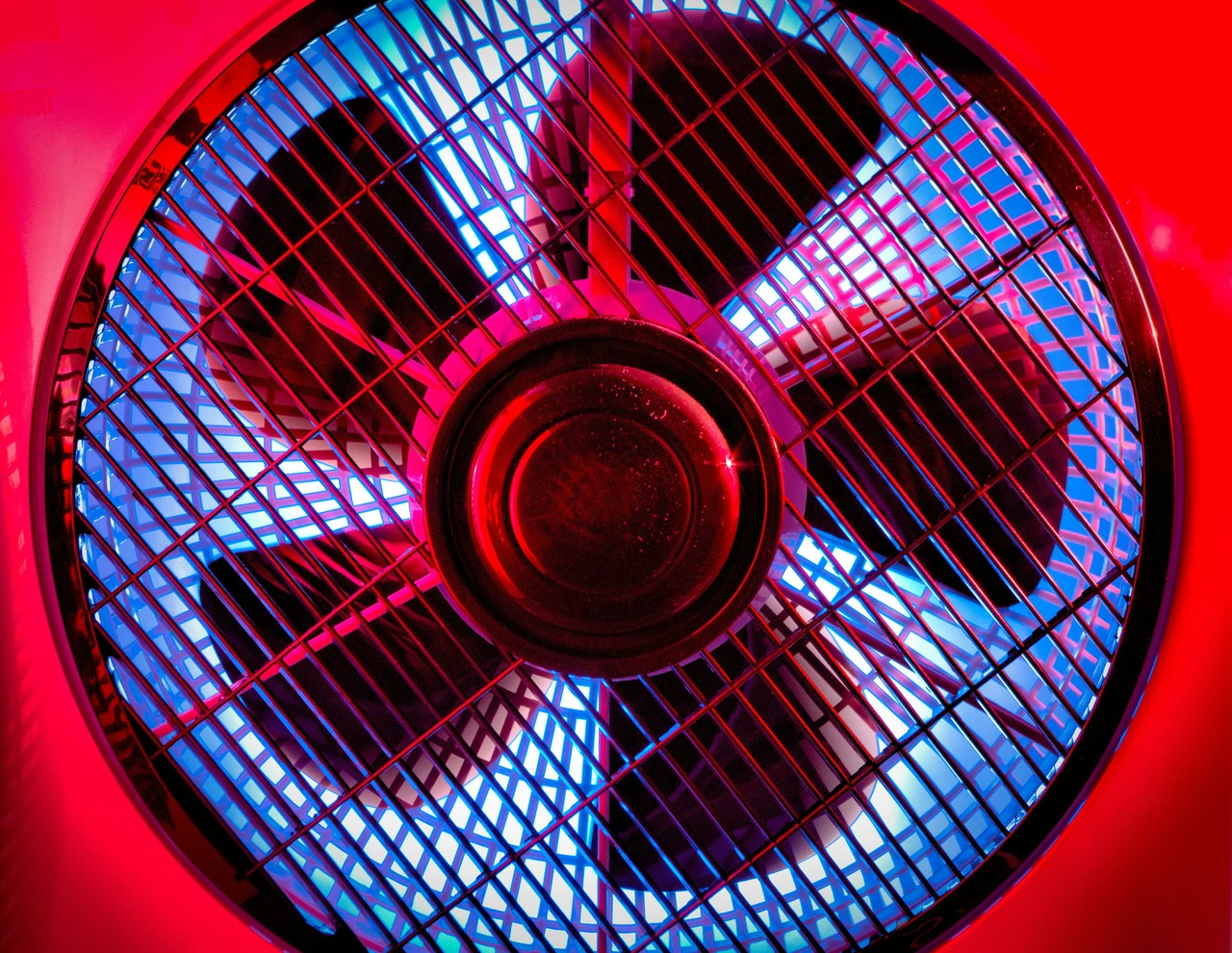 Non usare il ventilatore così: ecco perché di notte può peggiorare il sonno Non usare il ventilatore così: ecco perché di notte può peggiorare il sonno