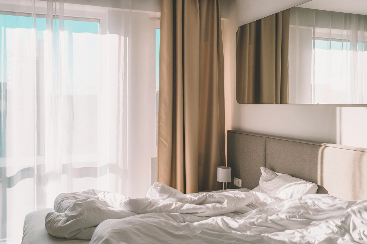 Camera da letto troppo calda? Il trucco naturale che usano gli hotel Camera da letto troppo calda? Il trucco naturale che usano gli hotel