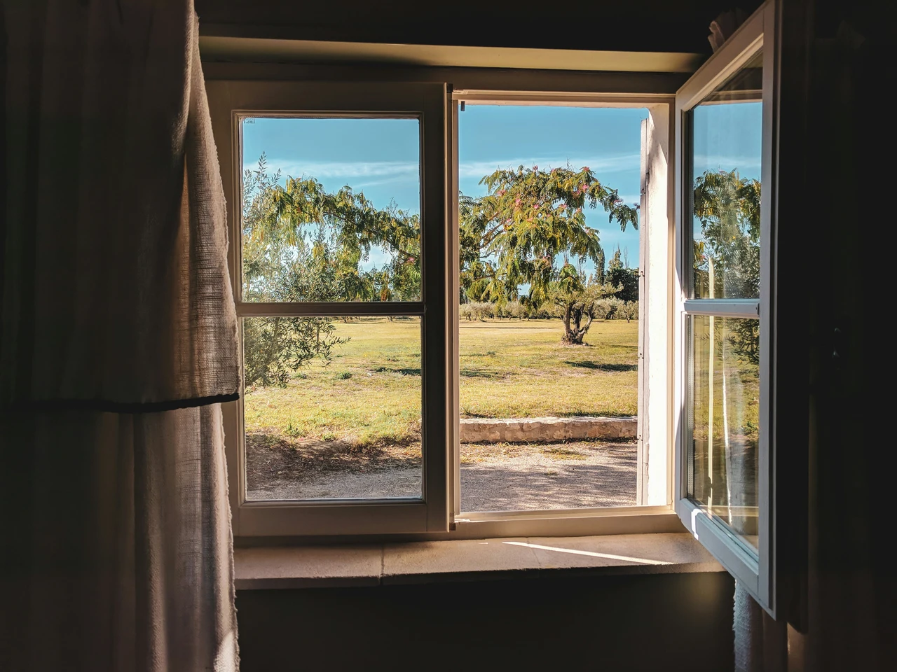 Come creare corrente naturale in casa: il trucco con due finestre Come creare corrente naturale in casa: il trucco con due finestre