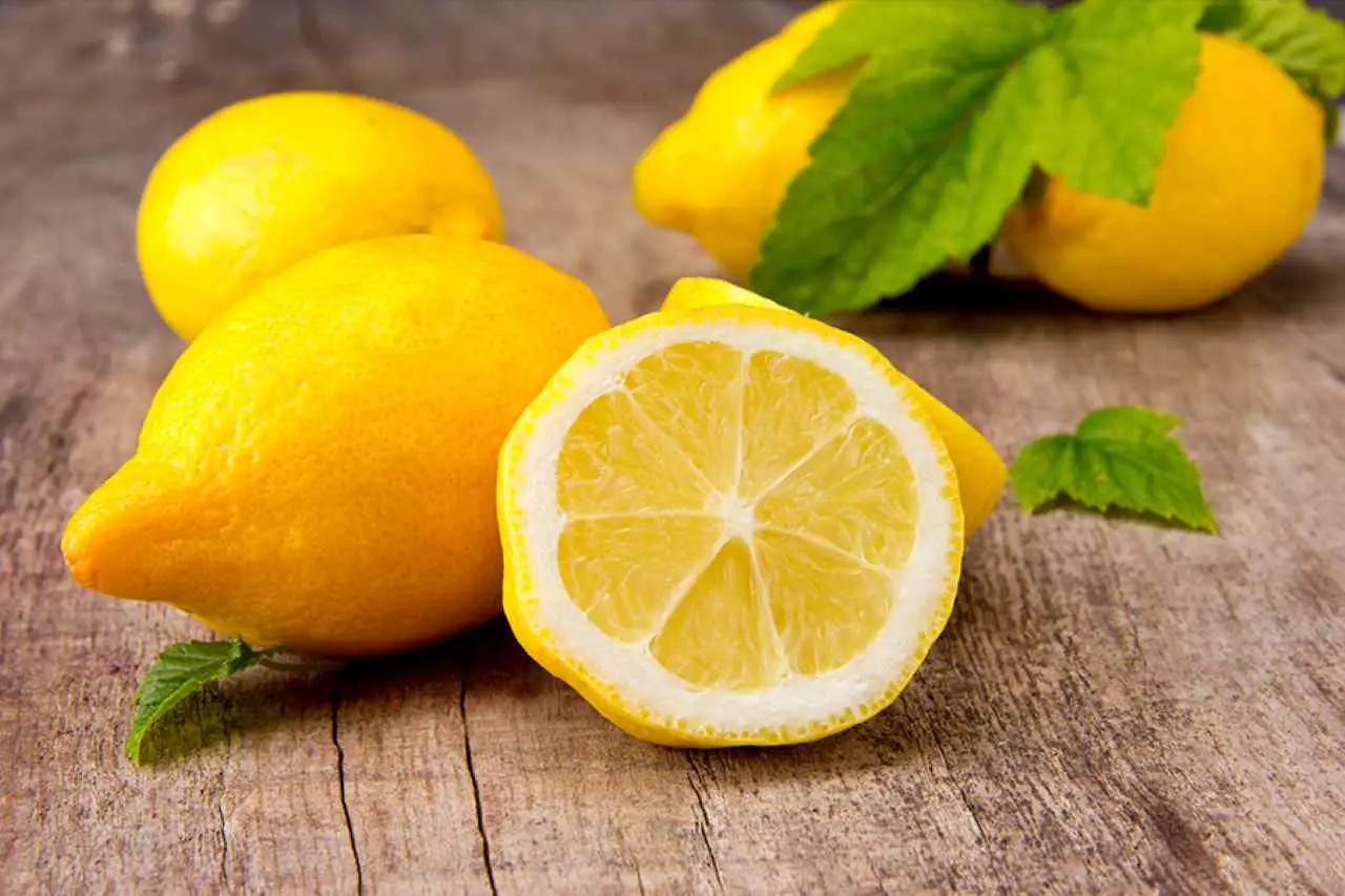 Il rimedio naturale per rendere profumati i pavimenti anche d’estate: basta un ingrediente Il rimedio naturale per rendere profumati i pavimenti anche d’estate: basta un ingrediente