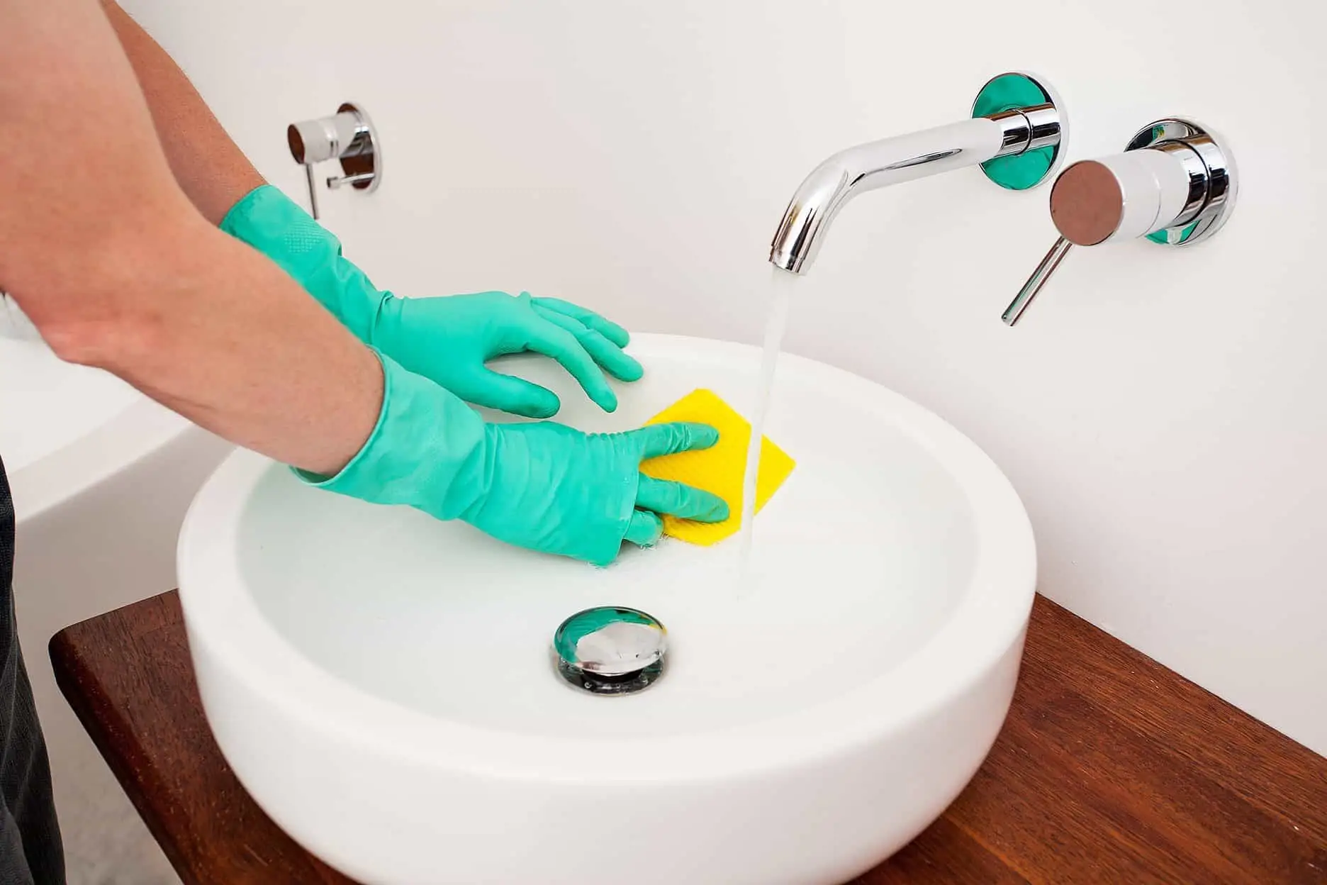 Il trucco per far sembrare pulito anche un bagno vecchio: basta un gesto semplice Il trucco per far sembrare pulito anche un bagno vecchio: basta un gesto semplice