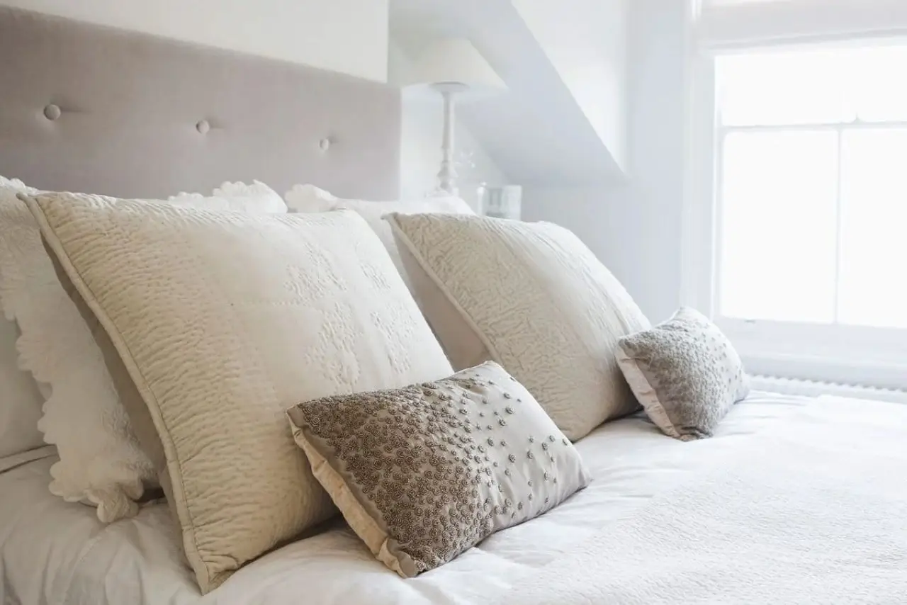 Il trucco per profumare la camera da letto senza spray: lo usano nei B&B Il trucco per profumare la camera da letto senza spray: lo usano nei B&B