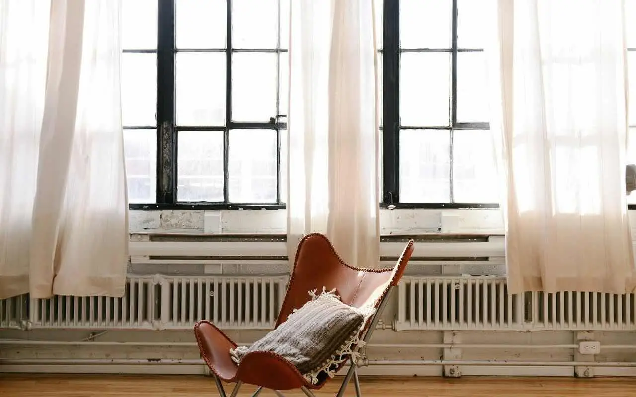 Come mantenere fresco il soggiorno senza usare la corrente: la soluzione dei designer per l’estate Come mantenere fresco il soggiorno senza usare la corrente: la soluzione dei designer per l’estate