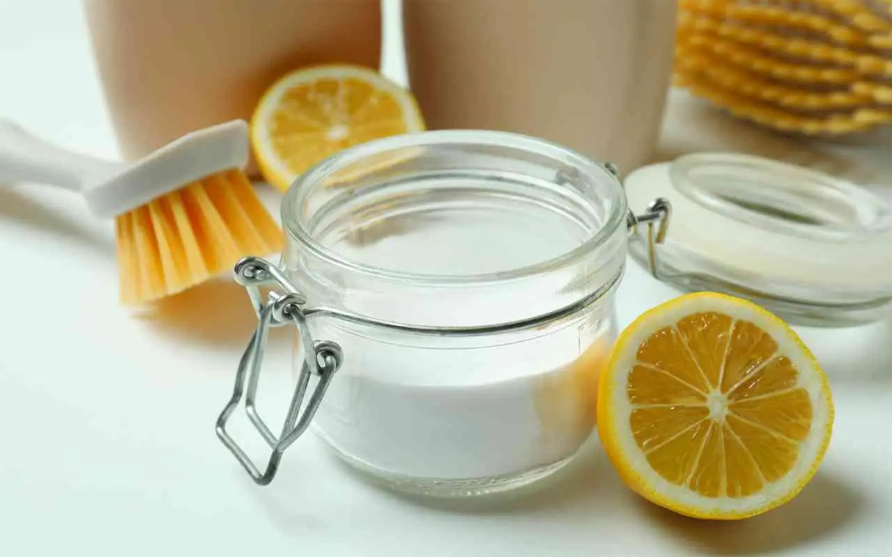Barattolo di bicarbonato lasciato in bagno? L’effetto che non ti aspetti sulla freschezza degli spazi Barattolo di bicarbonato lasciato in bagno? L’effetto che non ti aspetti sulla freschezza degli spazi