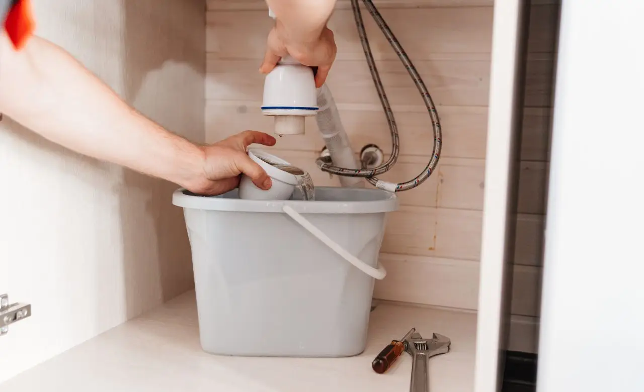 Ciotola di caffè posizionata sotto il lavabo: il trucco poco noto che cambia il profumo della zona cucina Ciotola di caffè posizionata sotto il lavabo: il trucco poco noto che cambia il profumo della zona cucina